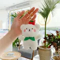 Detalle del llavero de osito de peluche blanco con bufanda verde, cerezas y clip oro - Gancho Dorado Oso Blanco
