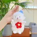 Dettaglio portachiavi agnello di peluche bianco con cappello blu e grande fiore rosso lavorato - Fiore Rosso con Catena / 15CM