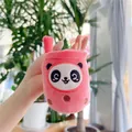 Detailopname van roze bubble tea knuffel met pandaborduursel en zacht pluche rietje - Eenvoudige Ketting / Rozerood / 11cm