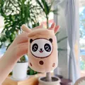 Dettaglio di un portachiavi in peluche a forma di bubble tea con ricamo a panda - Catena Semplice / Marrone / 11cm