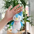 Süßer blauer Pinguin-Plüsch-Schlüsselanhänger mit Mütze und rosa Schal in der Hand - Goldener Verschluss / Blau