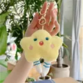 Nahaufnahme gelber Plüsch-Stern Anhänger mit süßem Gesicht und gestreiften Beinen - 12cm / Goldener Verschluss / Gelb
