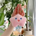 Primer plano del llavero de estrella de peluche rosa con patas a rayas y tela suave - 12cm / Cadena Simple / Rosa