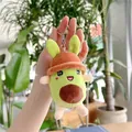 Primo piano di un portachiavi a forma di avocado di peluche con cappello arancione - 15cm Avocado Cartoon Marrone (Catenina a Sfere)