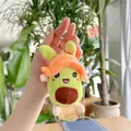 Primo piano di un portachiavi a forma di avocado in peluche con cappellino arancione e foglie - 15cm Avocado Cartoon Arancione (Catenina a Sfere)