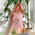 Detailopname van een roze pluche berenknuffel met tasje en gouden metalen sluiting - Roze Konijn Gouden Haak