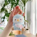 Detail van zachte blauwe pluche pinguïn sleutelhanger met roze konijntas en ketting - Blauwe Pinguïn