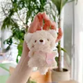 Süßer beige Plüschbär Schlüsselanhänger mit rosa Kaninchen-Tasche und Silberkette - Beiger Teddybär