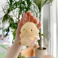 Nahaufnahme von flauschigem gelbem Küken-Plüschanhänger mit kleiner rosa Bär-Tasche - Gelbes Küken