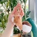 Nahaufnahme von Plüsch Eichhörnchen Schlüsselanhänger mit goldenem Metallverschluss - Dunkelbraun (Goldhaken) / 13cm