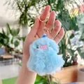 Dettaglio portachiavi mostro in peluche blu con ricamo rosa e gancio in metallo dorato - Con Cappello (Fibbia Dorata) / Blu