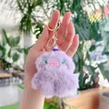 Dettaglio del portachiavi mostro di peluche viola con consistenza soffice e gancio dorato - Con Cappello (Fibbia Dorata) / Viola