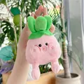 Primer plano de un llavero de fresa de peluche rosa con hojas verdes y anillo de metal - Cadena Simple / Rosa