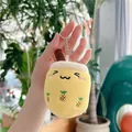 Detail eines kleinen Plüsch-Milchtee-Anhängers mit Ananas-Stickerei und Strohhalm - Ananas-Milchtee - Standardkette / Gelb