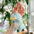 Primo piano di un portachiavi a dinosauro in peluche blu con gancio in metallo dorato - Blu / Chiusura Dorata