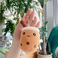 Detail eines weichen Bubble Tea Plüsch Schlüsselanhängers mit lächelndem Gesicht und Ring - Perlen-Milchtee - Standardkette / Braun