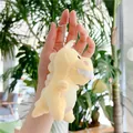 Dettaglio di un portachiavi a forma di dinosauro di peluche giallo con clip in metallo - Giallo / Catena Pendente
