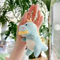 Dettaglio del portachiavi a forma di dinosauro in peluche azzurro con anello di metallo - Blu / Catena Pendente