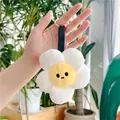 Dettaglio del portachiavi a forma di fiore di peluche con petali bianchi e sorriso - Gancio ad Anello in Metallo / Bianco