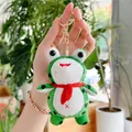 Details des grünen Plüschfrosch-Anhängers mit rotem Schal und goldenem Schlüsselring - Roter Schal Goldener Haken