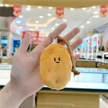 Détail du porte-clés pomme de terre en peluche avec visage brodé et dragonne tressée - Petite Patate Avec Chaîne