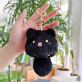 Detail van zwarte pluche katten sleutelhanger met gouden sluiting en borduursel - Gouden Sluiting / Zwart