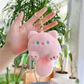 Roze pluchen kat sleutelhanger met gouden ring en pluizige staart in een interieur - Gouden Sluiting / Roze