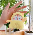 Primer plano de un lindo llavero de gato de peluche amarillo con bordado fino - Estilo Cadena Colgante / Amarillo