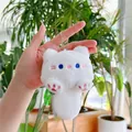 Detail van een witte pluche katten sleutelhanger met blauwe ogen en roze pootjes - Hangketing Stijl / Wit