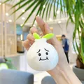 Gros plan d'un mignon porte-clés ail en peluche avec broderie et chaîne à billes argentée - Ail à Bouche Fermée (Chaîne)