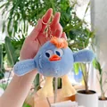 Détail d'un porte-clés oiseau bleu en peluche avec fleur orange et clip métal - Fermoir Doré / Bleu