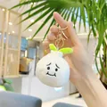 Gros plan sur un porte-clés en peluche ail avec expression drôle et fermoir doré - Ail à Bouche Fermée (Boucle Dorée)