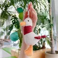 Dettaglio del portachiavi a forma di anatra di peluche a righe bianche con colletto rosso - Borgogna / Circa 12 cm
