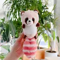 Dettaglio di un simpatico portachiavi a procione in peluche con lunga coda a strisce - Stile Catena Sospesa / Rosa