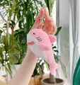 Dettaglio portachiavi squalo peluche rosa con clip in metallo dorato e texture ricamata - 13cm / Chiusura Dorata / Rosa