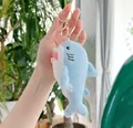 Dettaglio ravvicinato di portachiavi a squalo in peluche blu con chiusura in metallo rosa - 13cm / Chiusura Dorata / Azzurro