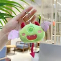Detailansicht grüner Plüschmonster-Schlüsselanhänger mit rosa Flügeln und Stickerei - Einfache Kette / Grün