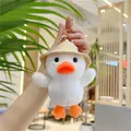 Dettaglio di un portachiavi a forma di anatra bianca di peluche con cappello di paglia - Anatra Bianca Con Fibbia Dorata