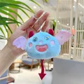 Nahaufnahme eines blauen Monster-Schlüsselanhängers aus Plüsch mit rosa Flügeln - Einfache Kette / Blau