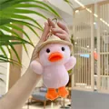 Dettaglio di ciondolo papera di peluche rosa con cappello di paglia e portachiavi - Anatra Rosa Con Fibbia Dorata