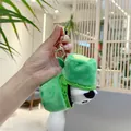 Dettaglio di un peluche panda in una borsa a forma di bambù con portachiavi dorato - Chiusura Oro