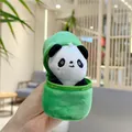 Dettaglio di un peluche a forma di panda in una custodia a zip a forma di bambù verde - Con Catenella