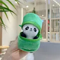 Dettaglio di un peluche a forma di panda inserito in un astuccio a forma di bambù verde - Stile Senza Catena