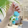 Detail van een kleine pluchen schildpad sleutelhanger met een groen gevlekt schild - Blauw
