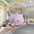 Detailopname van een roze pluche puppy-hanger met zachte textuur en fijn borduurwerk - Hangketing Stijl / Roze