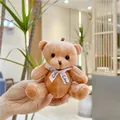 Nahaufnahme hellbrauner Plüsch-Teddybär-Anhänger mit rosa Love-Seidenschleife - Einfache Kette / Dunkelbraun