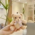 Nahaufnahme eines beigen Teddybär-Schlüsselanhängers mit rosa Love-Schleife aus Plüsch - Einfache Kette / Hellbraun