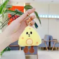 Close-up van schattige pluchen kaas sleutelhanger met borduurwerk en een gouden haak - Nieuwe Gele Kaas met Gouden Clip