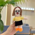 Nahaufnahme eines niedlichen Plüschpuppen-Anhängers mit Brille und Stickereien - Yuzhi (Kette)