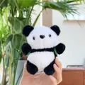 Dettaglio ravvicinato di un portachiavi a forma di panda con morbida pelliccia finta - 13cm / Stile Zainetto (Catena)